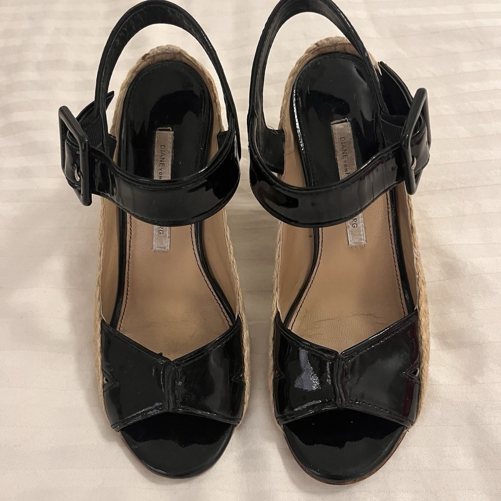Diane von Furstenberg Peep Toe 6.5 Black Patent Leather Luxury 40s 50s Style